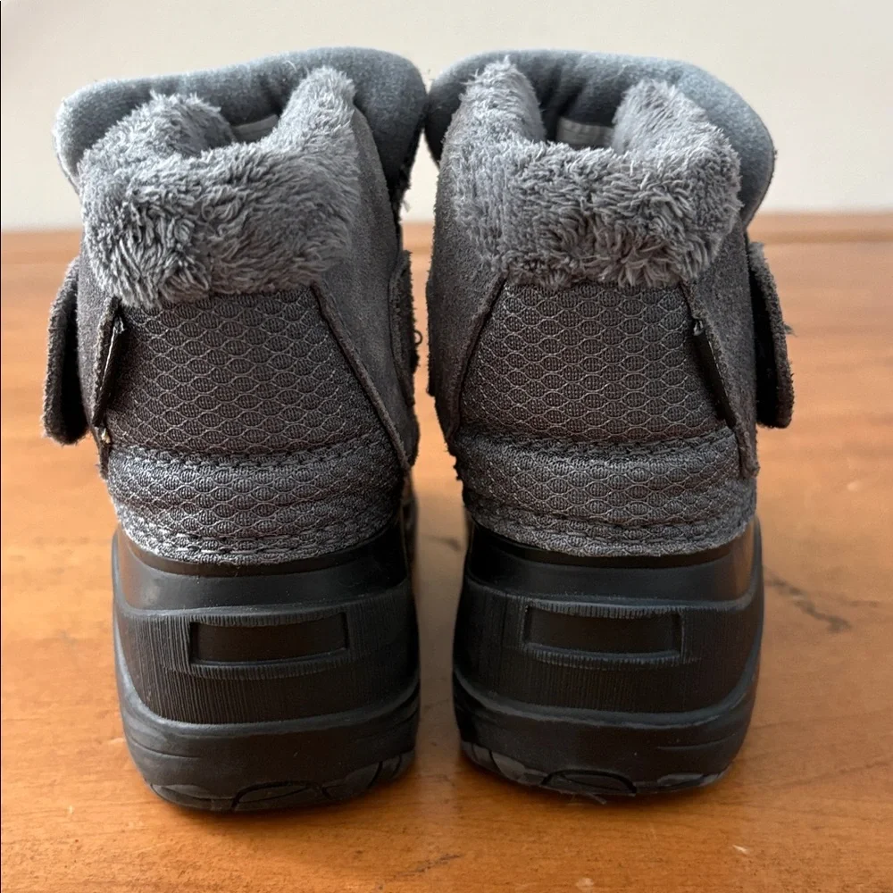 The North Face Alpenglow ll Kids Gray and Black Snow Boots Size 9